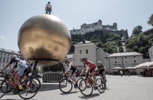Kapitelplatz Salzburg mit Radfahrern